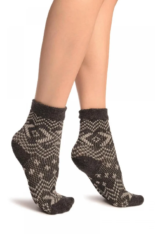Women's no - show socks with a floral motifNordic Style On Grey Cashmere Ankle High Socks Women's no - show socks with a floral motifNordic Style On Grey Cashmere Ankle High Socks